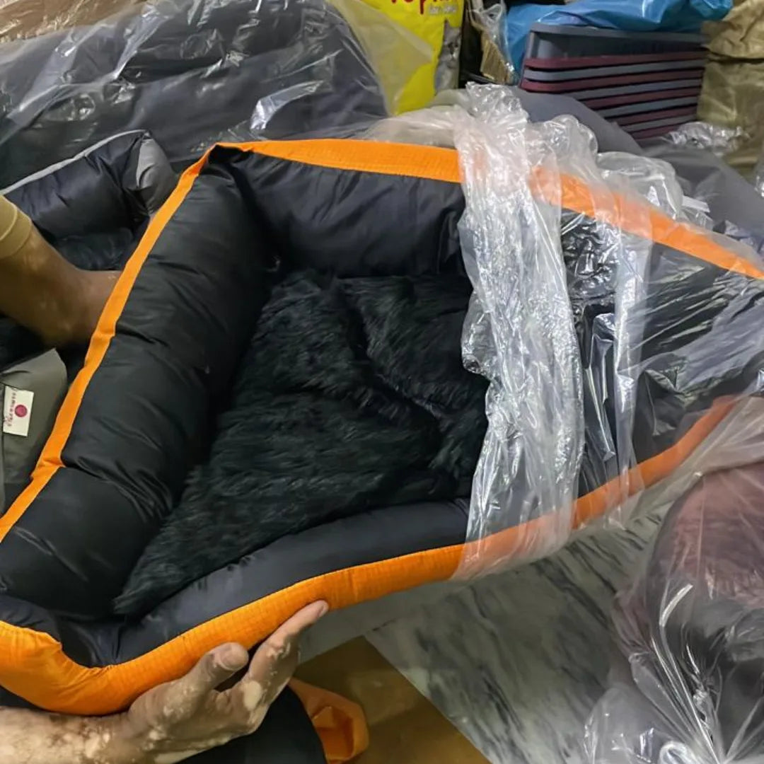 Comfortable triangle shape pet bed with raised edges